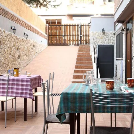 Cozy Vatican Flat With Courtyard-3